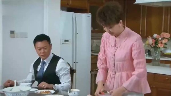 女儿挑食不肯吃饭，亲妈就端出忆苦饭，下一秒就乖乖上桌吃饭