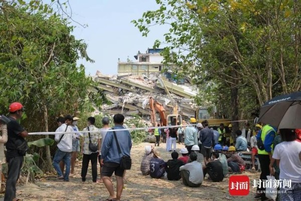 3月30日,许多被困者家属守候在天空别墅公寓倒塌的废墟前。