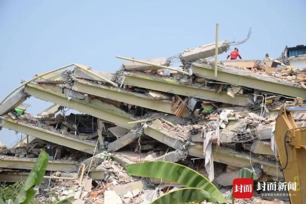 3月30日,中国救援人员正在天空别墅公寓搜寻被困者。