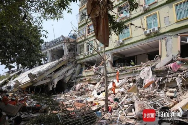 3月30日,中国救援人员正在天空别墅公寓搜寻被困者。