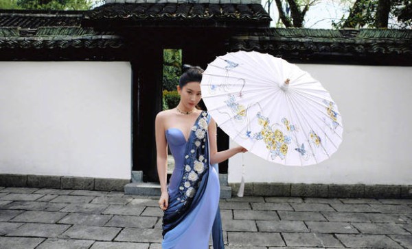 刘亦菲闲庭信步。