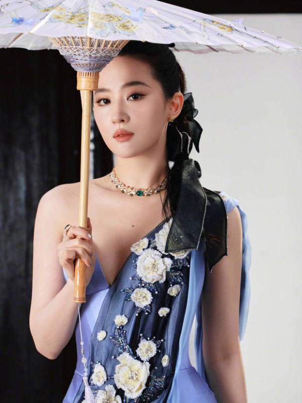 刘亦菲芬芳四溢。