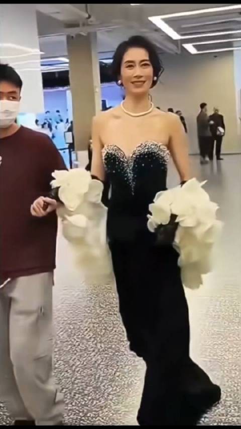 一直以为温峥嵘是那种微胖丰腴的女人，没想到她这么瘦！
