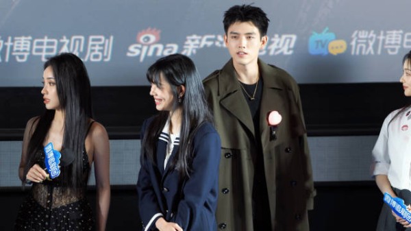 这就很甘扬!现场想看公主抱,飞宇过去跟主持人说女生衣服不合适
