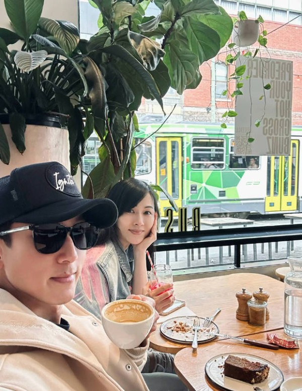 搜狐娱乐讯 9日，吴尊在社交平台上晒出与妻子林丽莹一起外出旅游的合照，并配文称：“生活有爱，幸福就很简单。”