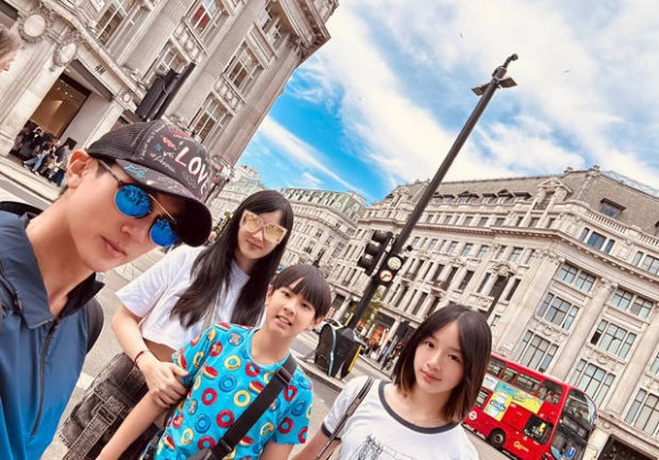 此前，吴尊与妻子林丽莹带着一双儿女外出旅游，一家四口同框合影好有爱。
