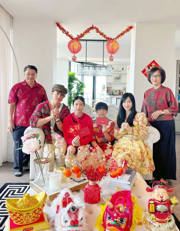 吴尊一家人同框合影，画面温馨。