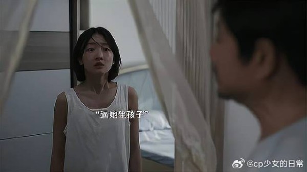 男人不顾妻子反对,把她按在桌上欺负