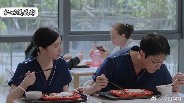 四人一起吃饭,小蒋眼神一直在顾医生身上挪不开