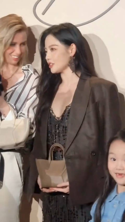张嘉倪营业了,完全认不出,医美完全换了个人