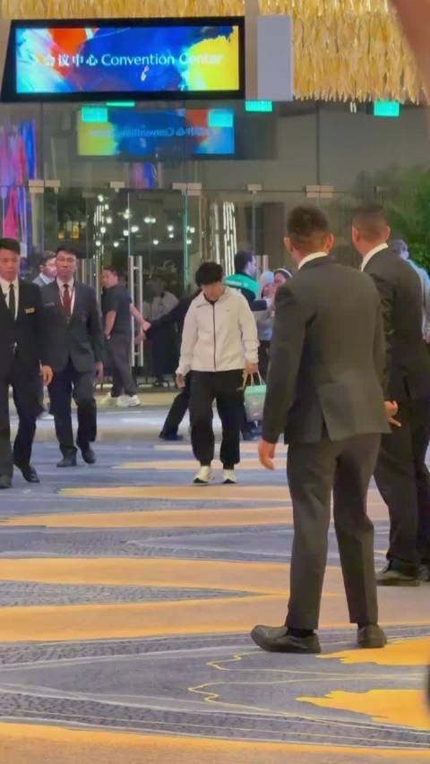 出席球员欢迎晚宴,结束后莎莎拎着吉祥物波仔,走路带风自带bgm