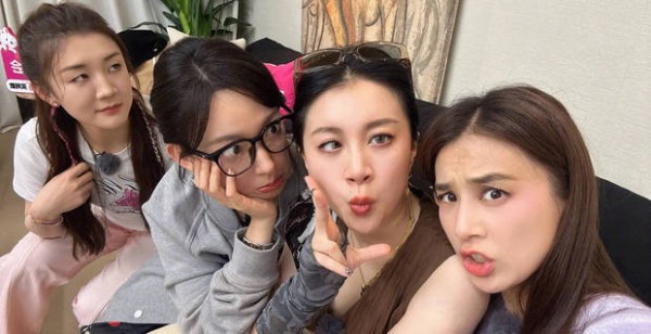 程潇戴着眼镜，李嘉格吐舌头鬼马精灵。