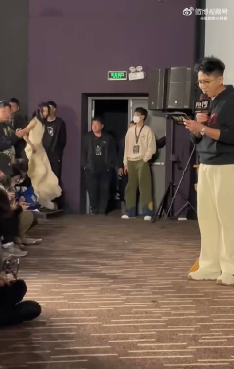 她真的找到了最合适的风格,极简清纯