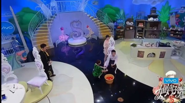小S给姐夫洗脚,汪小菲求生欲爆膨,大S:她做的比我好