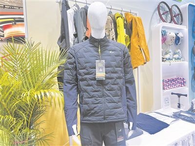  用蚝新棉制成的运动机能棉服。
