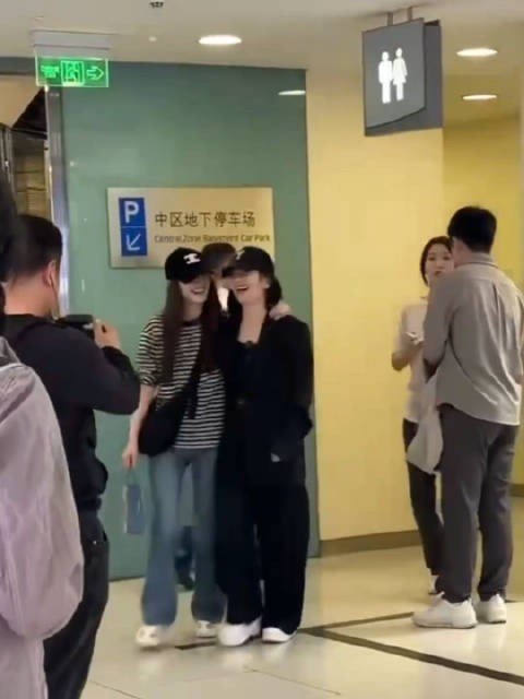 偶遇谢娜李小冉逛商场,手挽手好亲密!