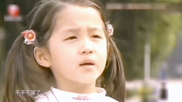 关晓彤专注事业展现耀眼魅力