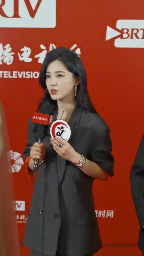 杨子姗谈电影如意饭店拍摄感受 :没台词是对演技最大的挑战!