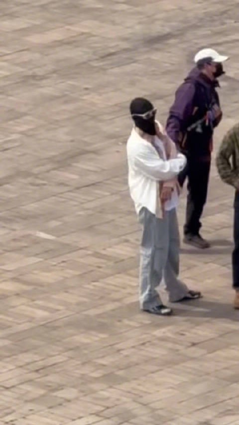 赛车场上的@Johnny黄景瑜 防晒意识还是太强了,连头发丝都防晒到位!