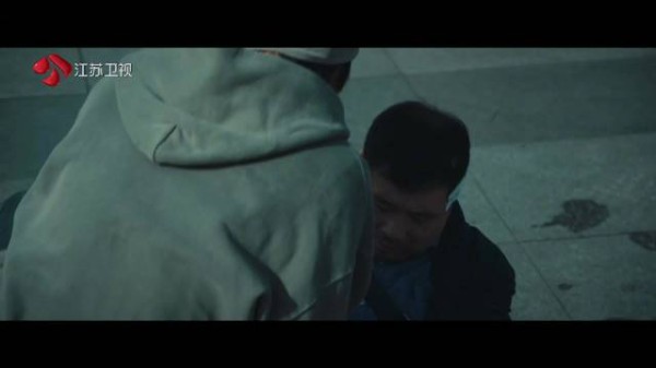 财神跟踪老吴致其摔倒,逃跑时被车撞飞