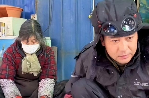 演员李飞接不到戏，陪母亲街边卖鱼近一年，他为何沦落到如今地步