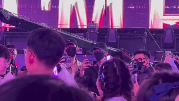 在张杰演唱会拍别人求婚的龚俊,眼睛笑得弯弯的在见证别人的幸福