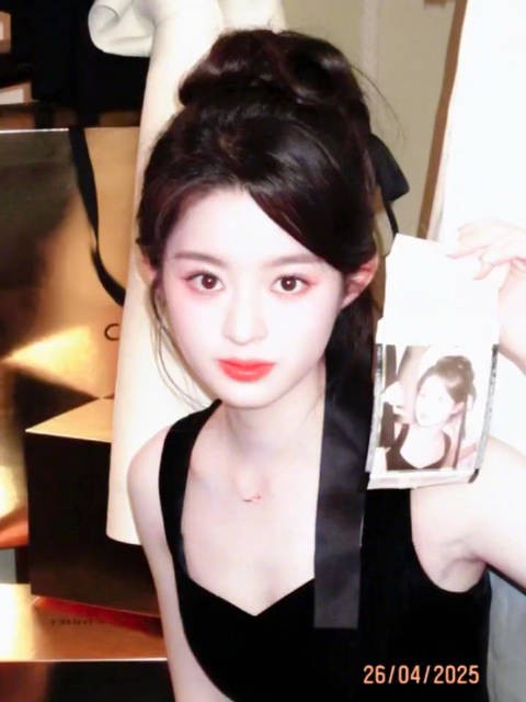 黄杨钿甜的撕拉片，好灵的一张脸，看得出她是公主！