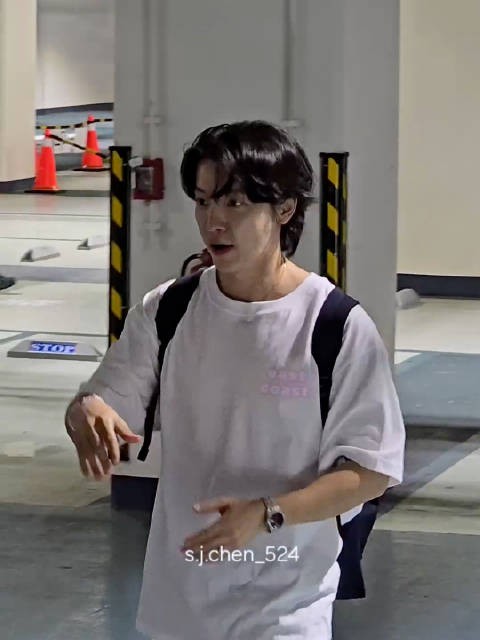 李东海台北下班路透曝光,摸粉丝狗狗互动有爱