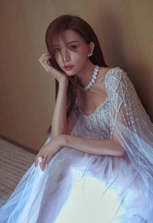 林志玲单手托脸，秒变慵懒感美人。