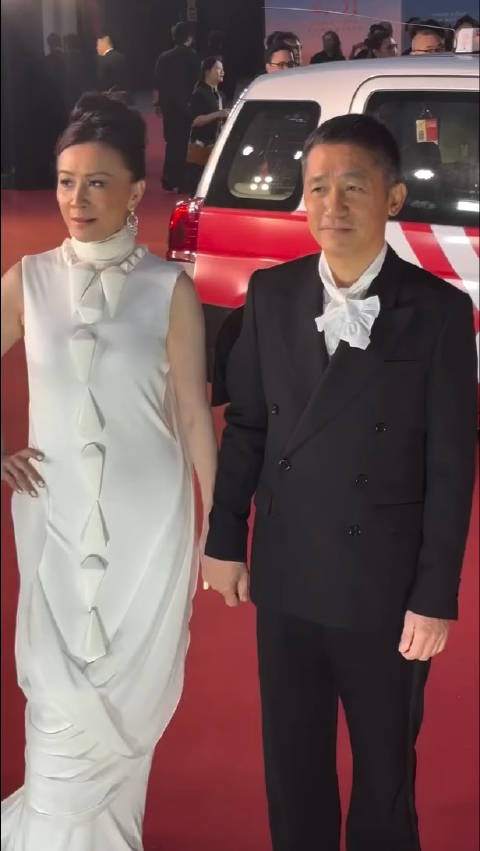 梁朝伟刘嘉玲牵手亮相第43届香港金像奖红毯！