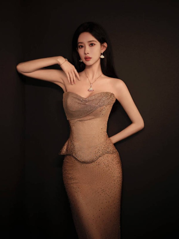 孟子义身型曲线优美。