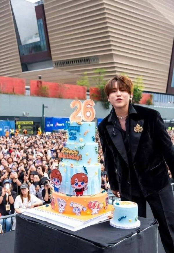 搜狐娱乐讯 4月30日是香港顶流姜涛的26岁生日，近日他在香港举办了生日会，超6000位粉丝到场应援，人气十分旺盛。