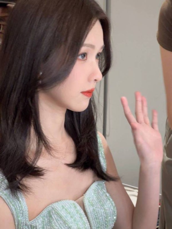 陈都灵鼻梁高挺。