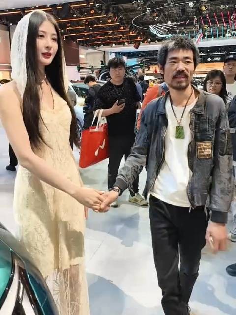 据说这个男人身价不斐，有认识的么？