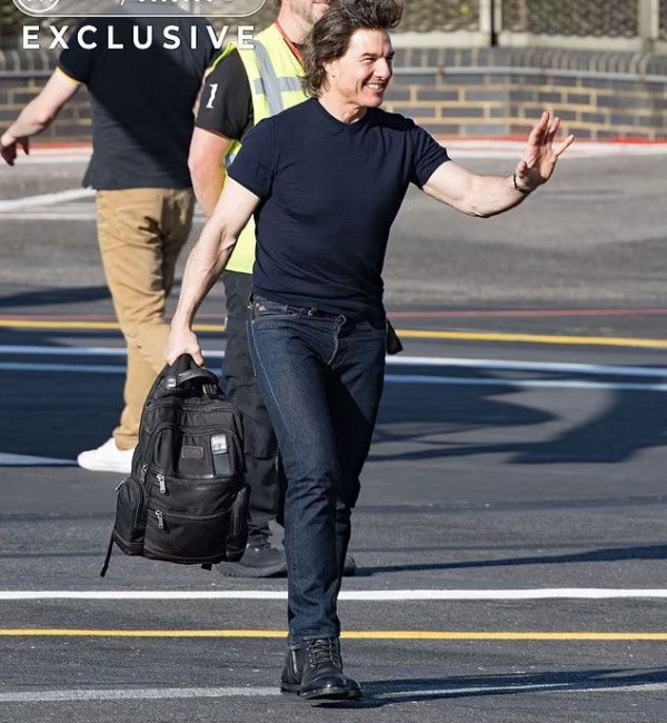 62岁阿汤哥新恋曝光容光焕发，开飞机载36岁女友，被质疑不对等