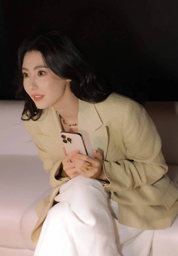 张柏芝尽显成熟韵味。