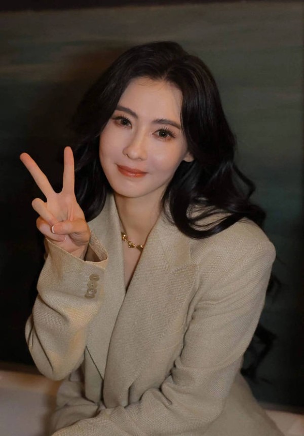 张柏芝伸手比耶。