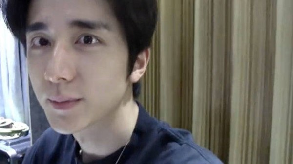 张新成素颜黑框眼镜唱歌也太戳我了！苏感爆棚，太迷人了啊啊啊！