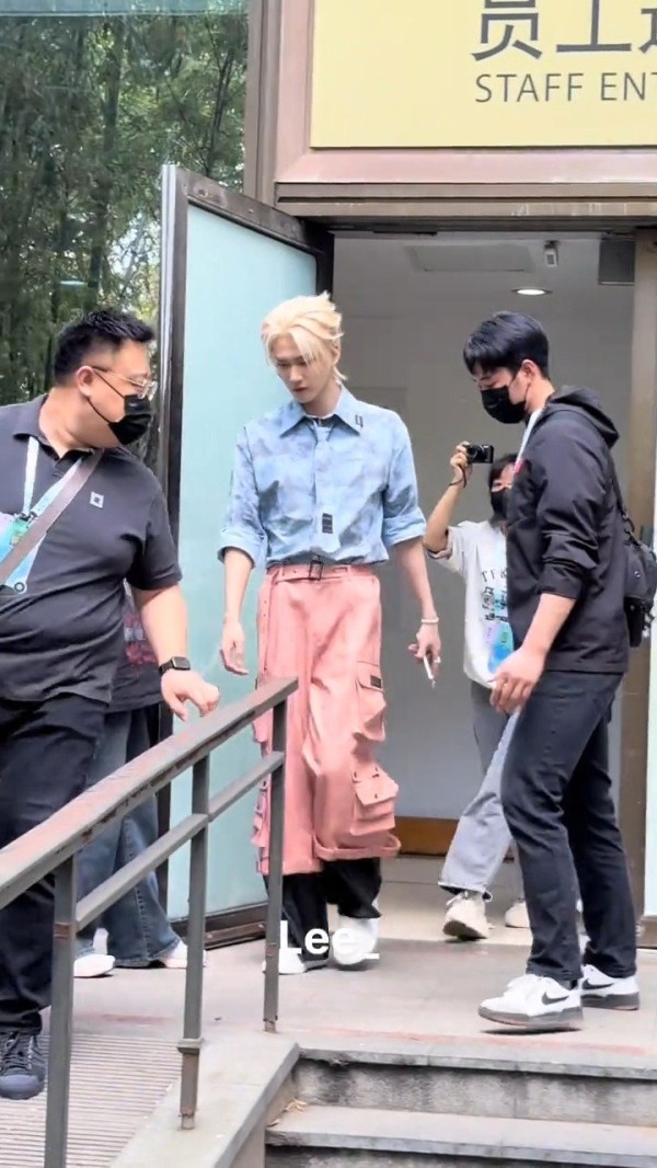 周柯宇粉发微醺妆金发撕漫感引关注