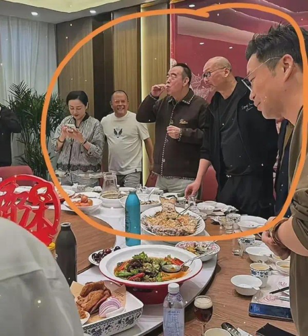 黄渤在华表奖后请客，全是京圈大佬，陈红只顾玩手机不懂人情世故