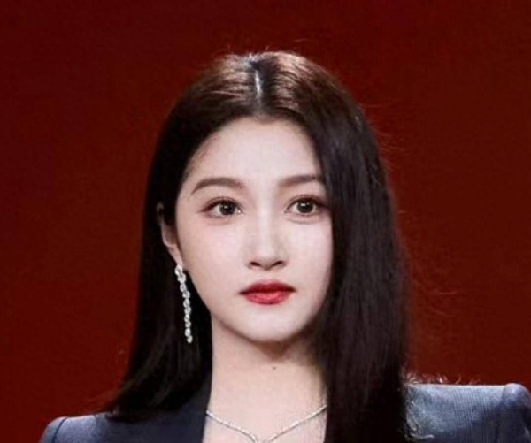 关晓彤颜值下滑？网友喊话少喝酒，戴假发真相曝光引热议！