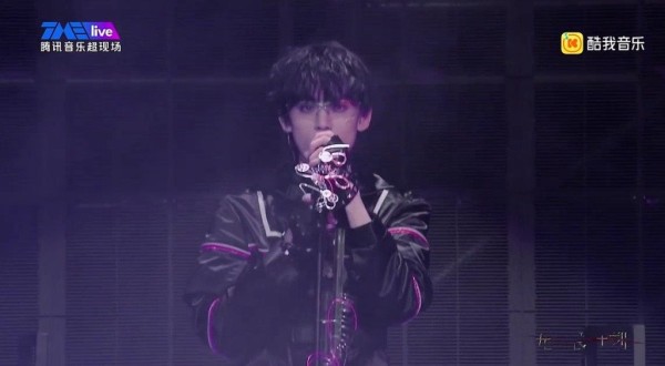 左航演唱会《Mad+sorry》solo舞台 唱跳舞台帅成这样！ 左航耳返