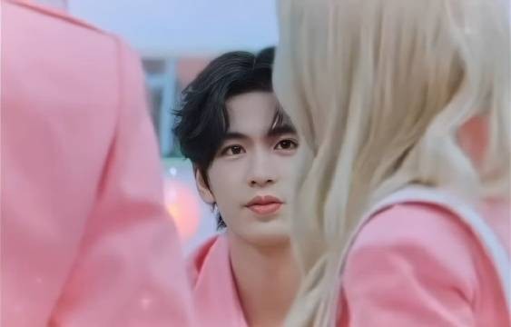 张凌赫你小子的眼神也是藏都不藏了