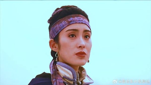 紫衣想成全胡斐和灵素，胡斐不愿放弃她，跟着她离开了