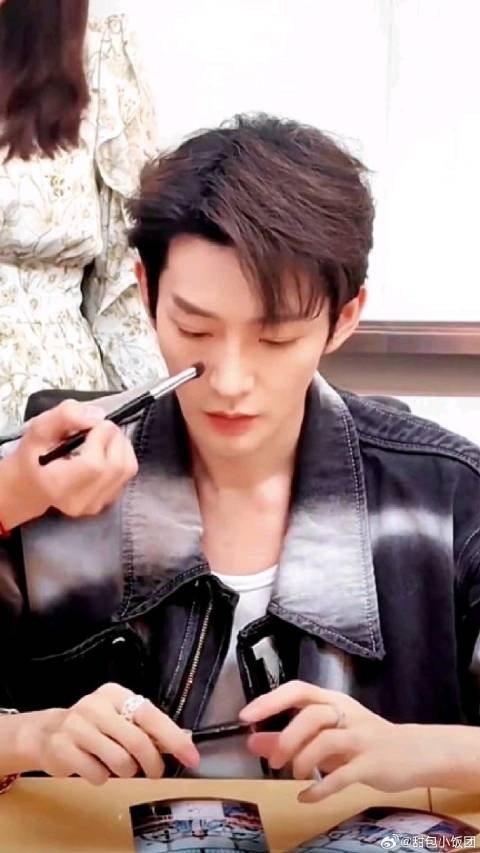 邓为化妆时的小表情好可爱呀乖乖的
