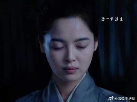看着自己引以为傲的绣春刀砍成了这样 ,丁白缨才发觉江湖和战场的区别
