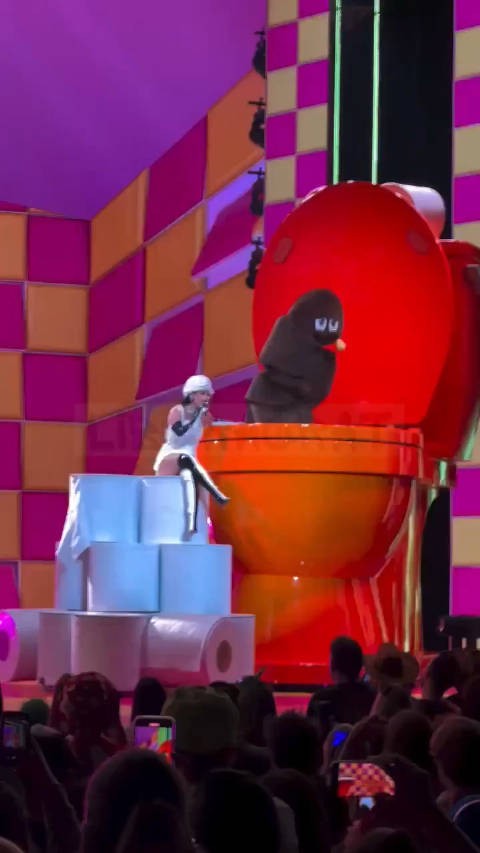 Katy Perry格莱美舞台与巨型马桶道具互动演唱