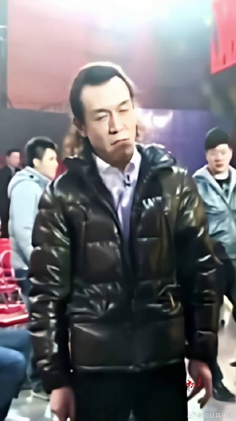 生前李咏在后台彩排,他是春晚舞台上最活泼的主持人