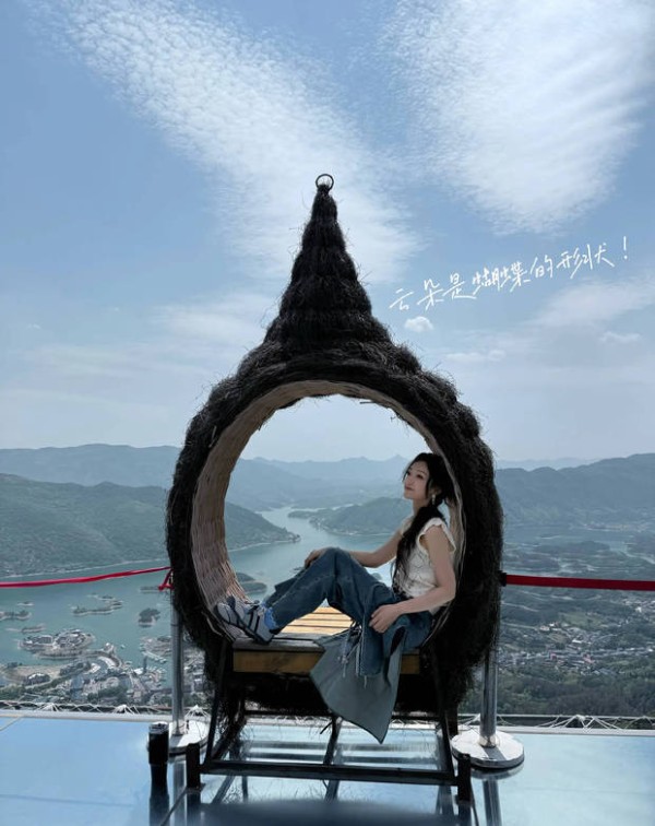 希林娜依高感受自然美景。