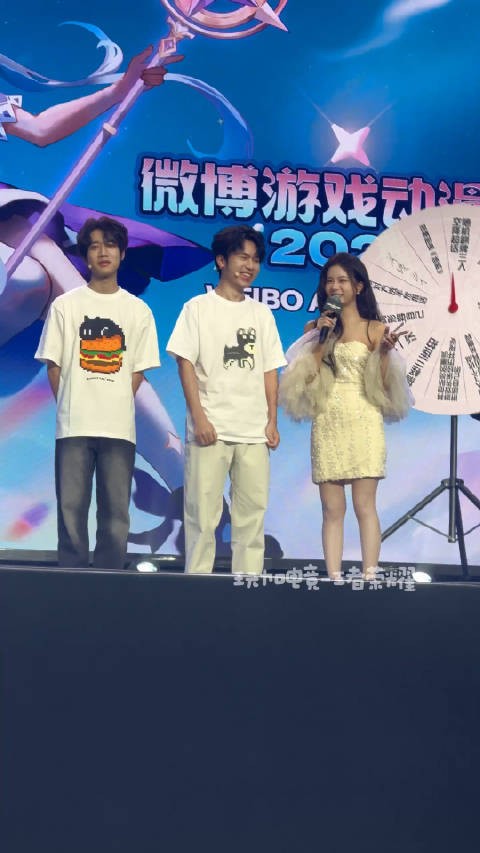 花海逗粉丝清融自罚唱歌亮相WAW动漫展
